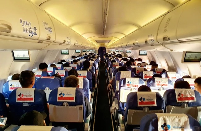 河北航空機艙電視廣告投放，河北航空飛機客艙桌板貼廣告價格