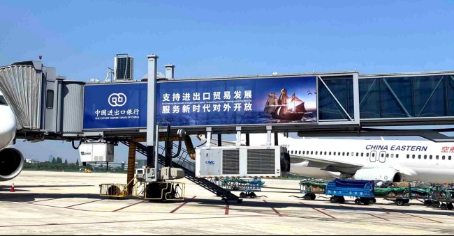 寧波櫟社機場停機坪大牌廣告投放，寧波機場廊橋貼膜廣告價格