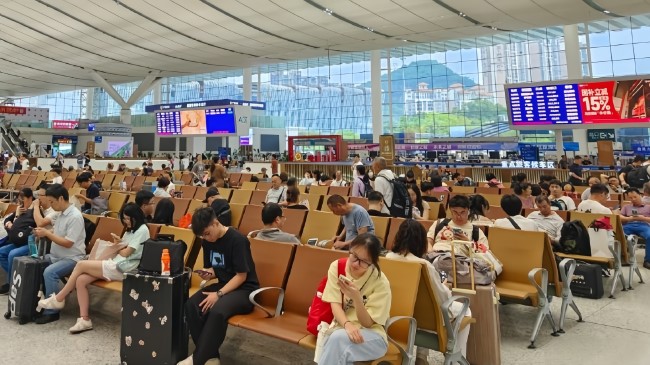 深圳北高鐵站安檢口候車區上方LED廣告，深圳北站大屏廣告投放價格