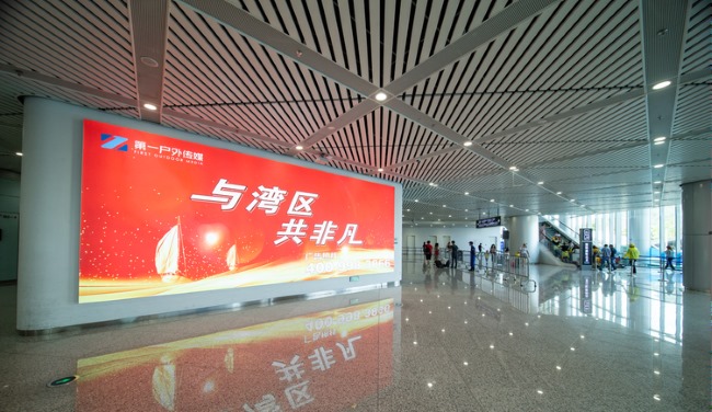 在中美貿易戰大前提下，中小企業如何在拓展內需中走在行業前列？如果加強宣傳推廣，選擇線上線下什么媒體更有效果？有沒有深圳第一戶外傳媒合作案例？