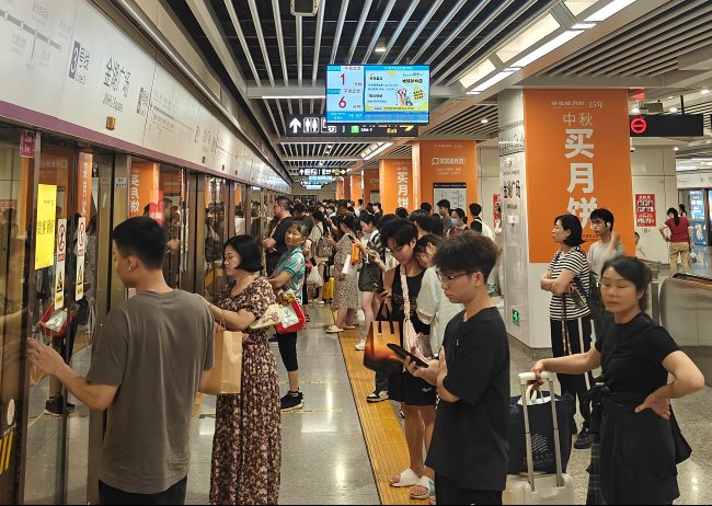 南寧地鐵金湖廣場站候車區包柱廣告投放，南寧地鐵廣告價格