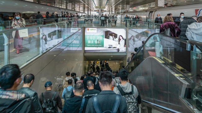 長沙南站高鐵站臺出站扶梯上方燈箱廣告投放，長沙南站廣告價格