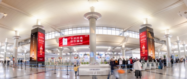 長沙機場出發大廳中央高立柱燈箱廣告，長沙黃花機場廣告價格