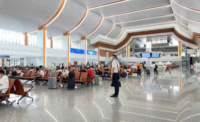 潮汕站候車廳檢票口上方燈箱廣告，潮汕高鐵站大屏廣告價格