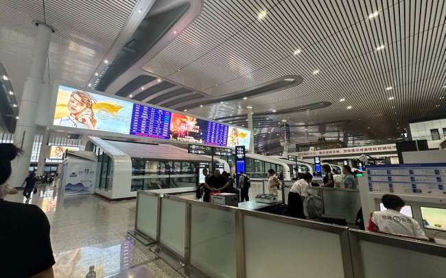 成都東高鐵站候車區(qū)安檢口上方LED廣告，成都東站大屏廣告投放