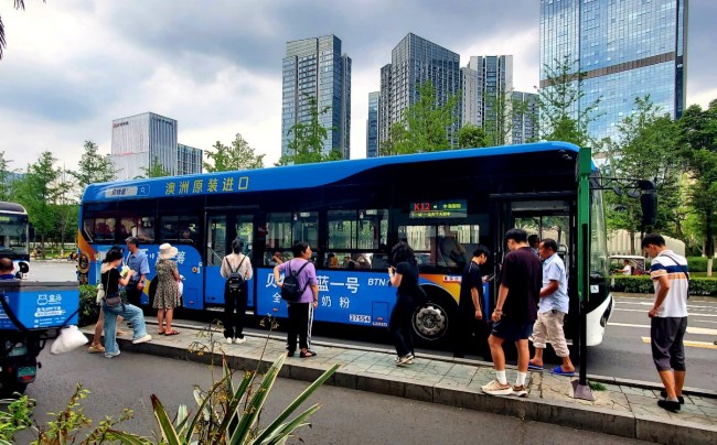 成都公交車身全包車廣告投放，成都公交車巴士外車貼廣告價(jià)格