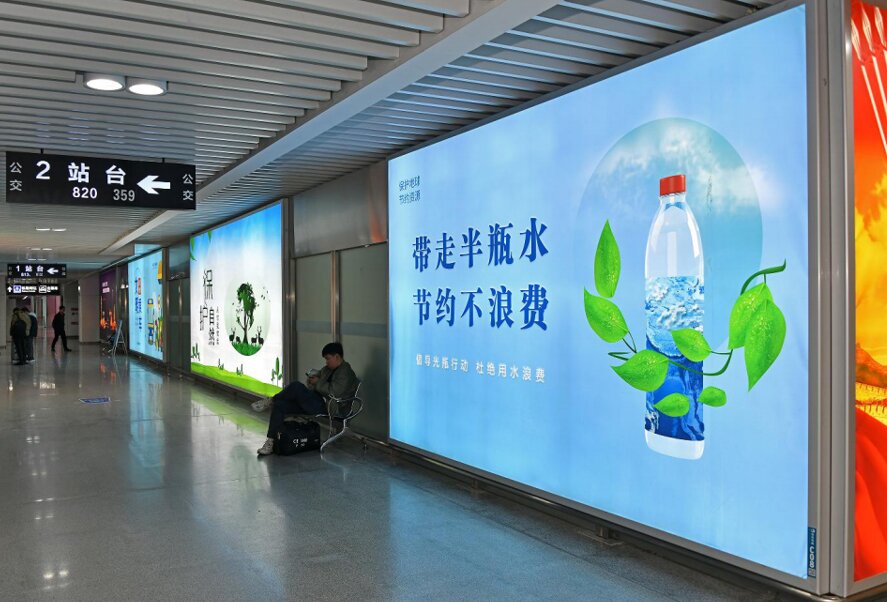 第一戶外傳媒-義烏站-一樓出站隔離墻燈箱