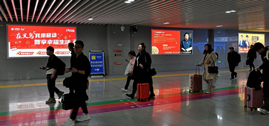 第一戶外傳媒-義烏站-一樓出站口主通道標(biāo)準(zhǔn)燈箱