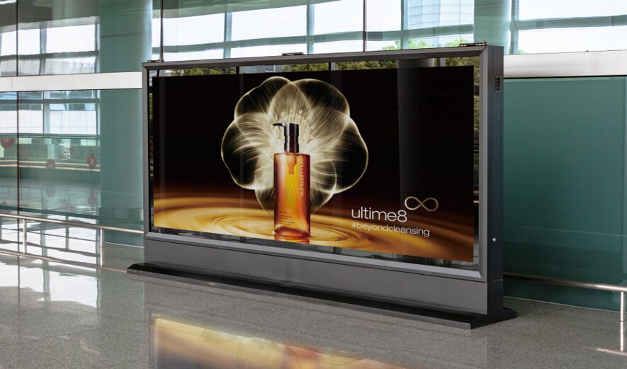 第一戶外傳媒-長沙黃花機場-T2出發層磁浮連廊站立式燈箱