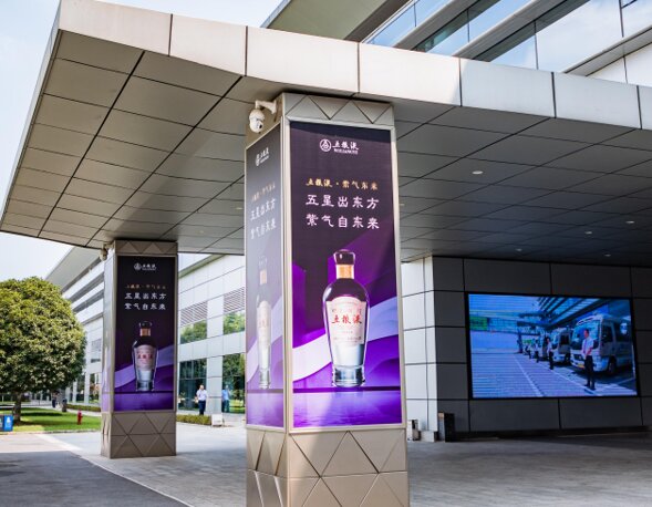 第一戶外傳媒-長沙黃花機場-二號貴賓廳門口包柱燈箱