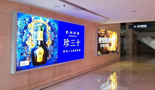 第一戶外傳媒-長沙黃花機場-二號貴賓廳安檢通道墻面燈箱