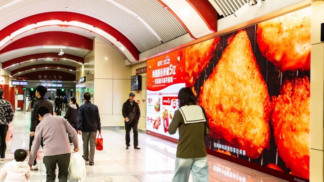 北京王府井地鐵站廳墻面LED廣告，北京地鐵墻面大屏廣告價(jià)格