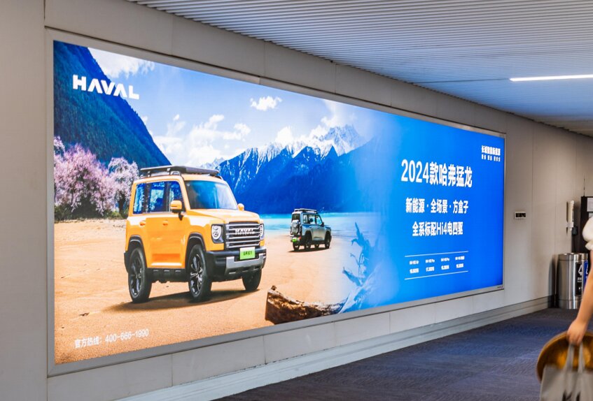 第一戶外傳媒-長沙黃花機場-T2到達夾層墻面燈箱