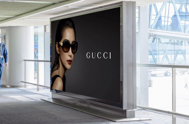 第一戶外傳媒-長沙黃花機場-T2到達夾層進港通廊站立式燈箱