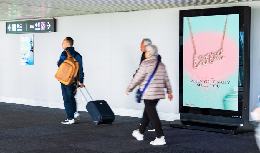 第一戶外傳媒-長沙黃花機場-T2到達夾層站立式滾動燈箱 
