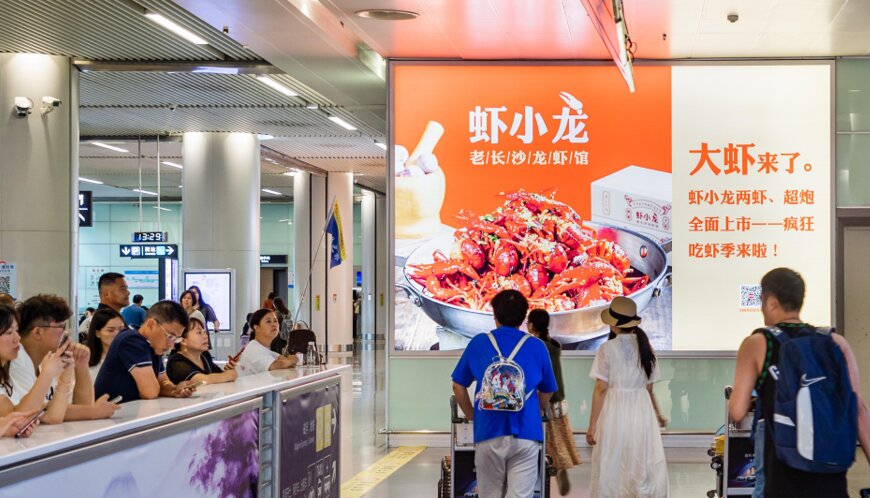 第一戶外傳媒-長沙黃花機場-T2到達出口兩側墻面燈箱