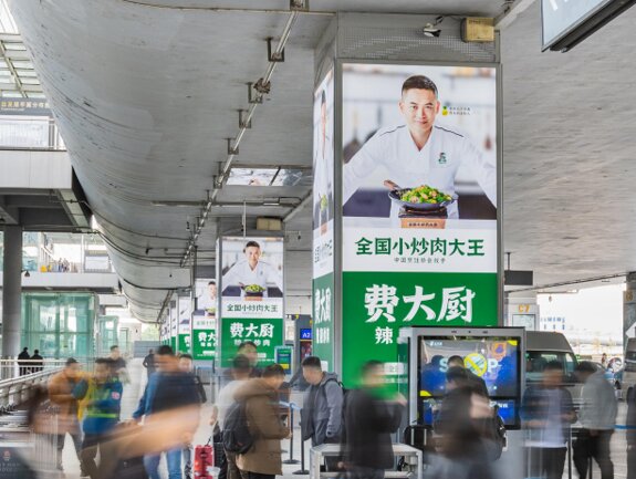 第一戶外傳媒-長沙黃花機場-T2到達層內車道包柱燈箱