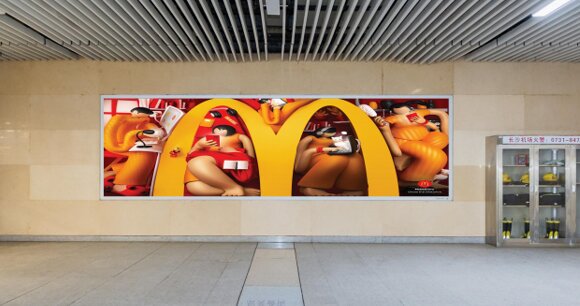第一戶外傳媒-長沙黃花機場-T2商業層墻面燈箱