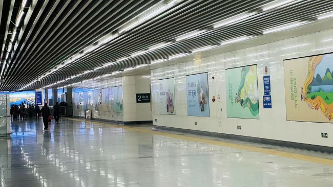 東莞站高鐵進出站通道兩側墻面燈箱廣告，東莞火車站廣告投放