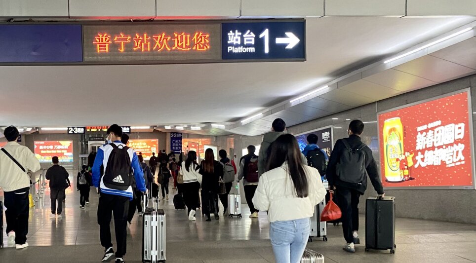 第一戶外傳媒-普寧站-進出站通道墻面燈箱