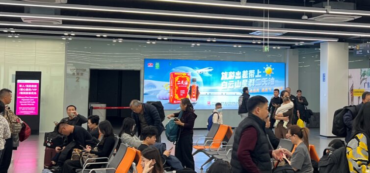 第一戶外傳媒-佛山機場-出發候機廳墻體燈箱 