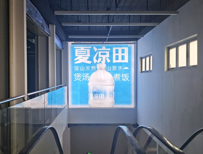 第一戶外傳媒-佛山機場-出發二層連接一層墻體燈箱 