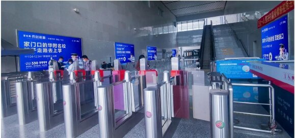 第一戶外傳媒-惠陽站-1F出站大廳墻體燈箱 