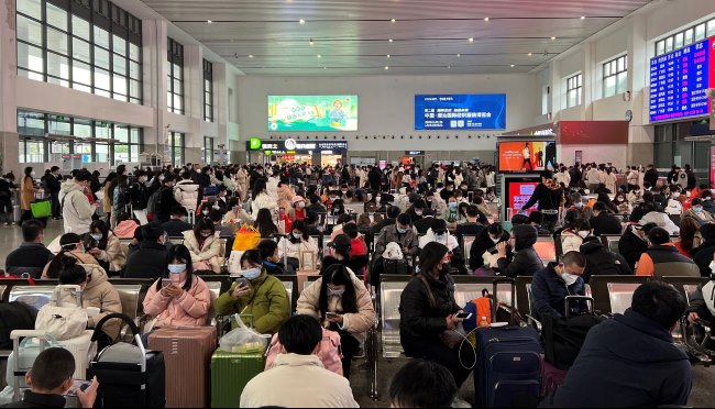 普寧高鐵站候車大廳燈箱廣告投放，普寧站進(jìn)出站通道廣告價(jià)格