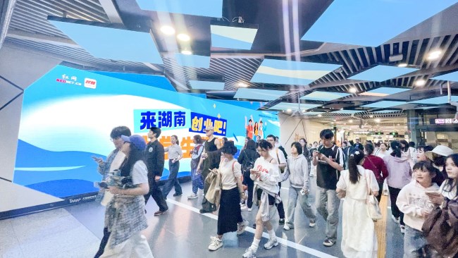 長(zhǎng)沙地鐵湖南大學(xué)站LED廣告投放，長(zhǎng)沙地鐵站廳大屏廣告價(jià)格