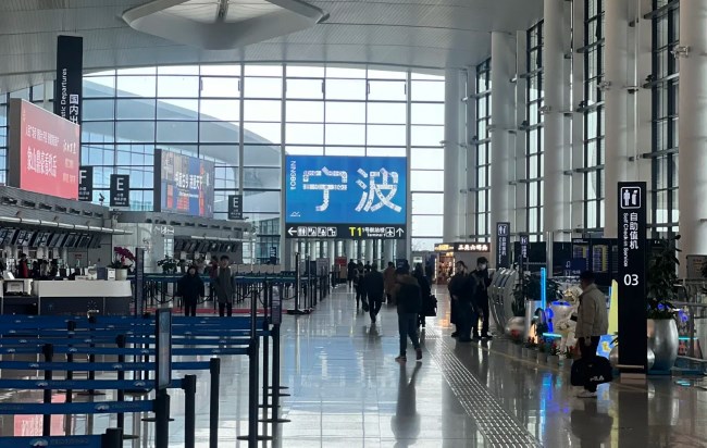 寧波櫟社機(jī)場(chǎng)到出發(fā)辦票大廳高空燈箱廣告，寧波機(jī)場(chǎng)大屏廣告