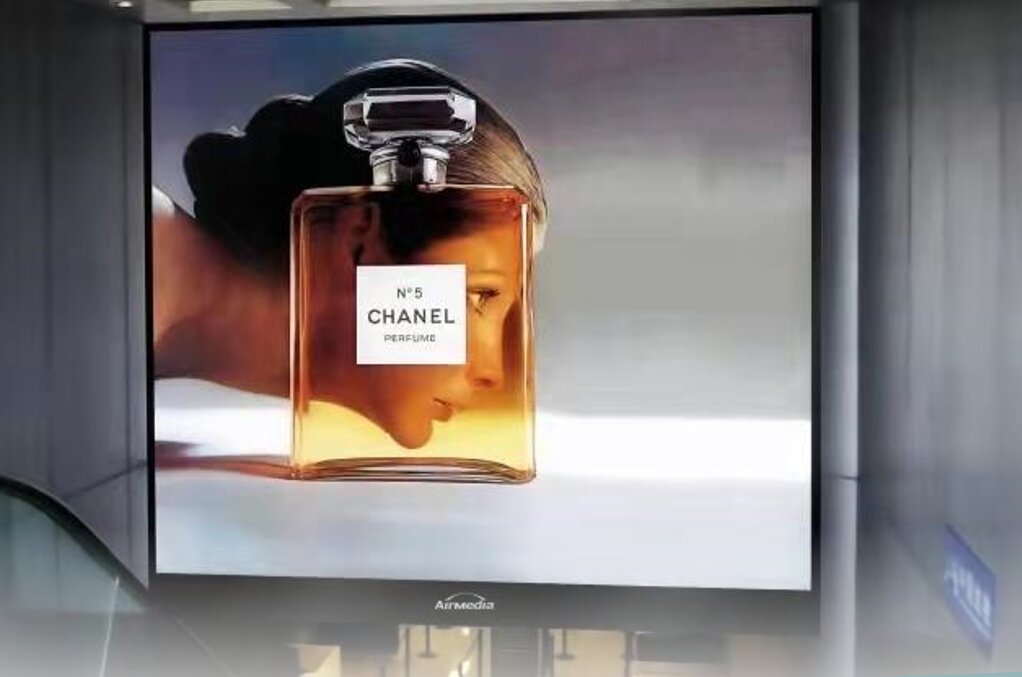 第一戶外傳媒-義烏機場-國際到達通廊下扶梯處燈箱 