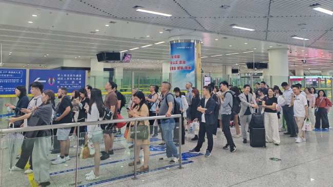 深圳福田高鐵站包柱燈箱廣告投放，福田站高鐵大屏廣告