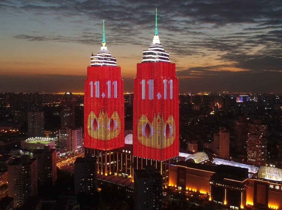 第一戶外傳媒-上海環球港雙子塔燈光秀