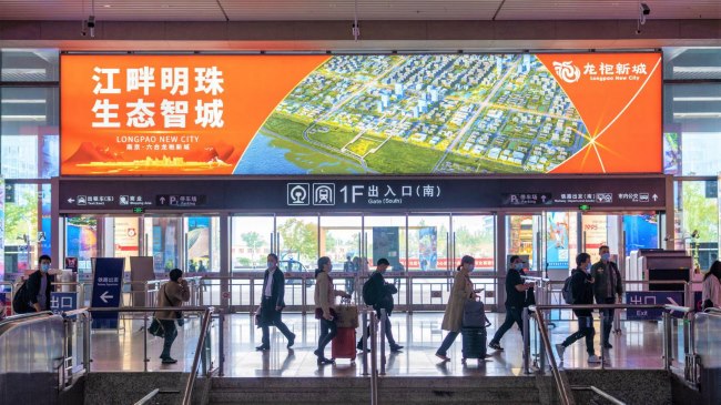 南京南站到達南北廣場出入口上方燈箱廣告，南京南高鐵站廣告