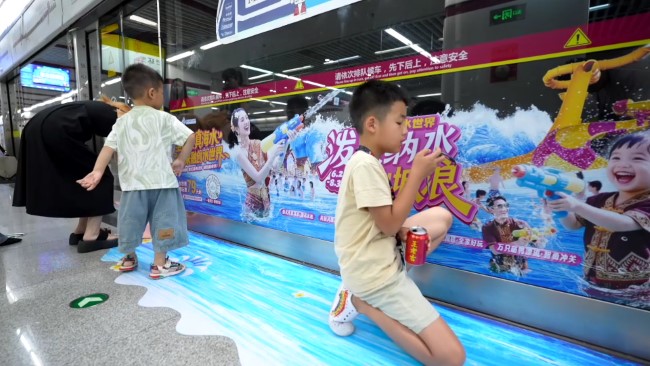 重慶地鐵沙坪壩站屏蔽門貼廣告投放，重慶地鐵燈箱廣告價格