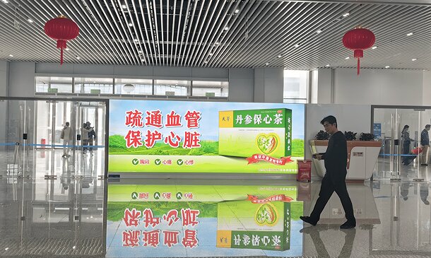 第一戶外傳媒-汕頭站-南北進站口落地燈箱