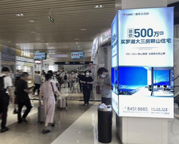 第一戶外傳媒-深圳蓮塘口岸包柱燈箱