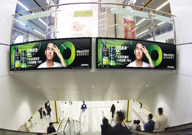 第一戶外傳媒-成都地鐵梯楣燈箱套裝廣告