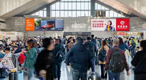 第一戶外傳媒-溫州南站二層候車大廳墻面燈箱