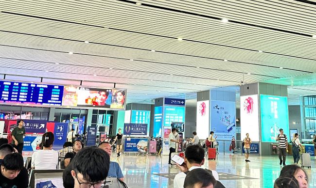 深圳坪山高鐵站候車大廳柱面燈箱廣告投放，坪山站大屏廣告