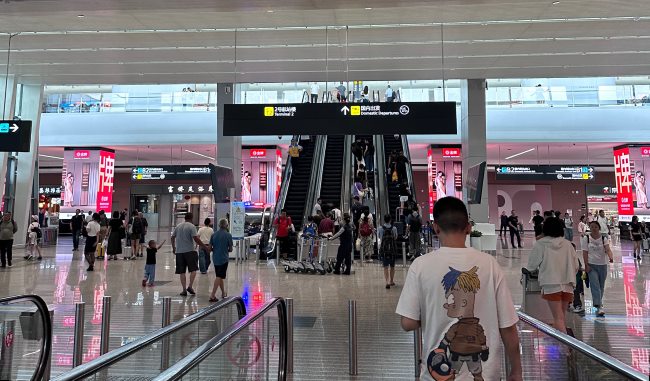 成都機場到達出口四面立柱LED廣告投放，成都天府機場大屏廣告