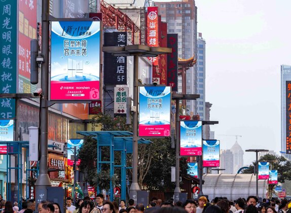 第一戶外傳媒-長(zhǎng)沙黃興南路步行街矩陣燈桿