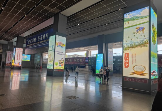 第一戶外傳媒-蕪湖站-東站房出站通道立柱燈箱 第一戶外傳媒-蕪湖站-東站房出站通道立柱燈箱
