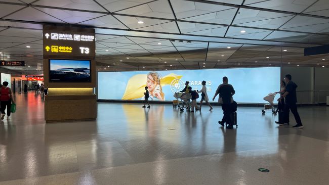 西安機場到達通廊正迎面落地燈箱廣告投放，西安咸陽機場廣告