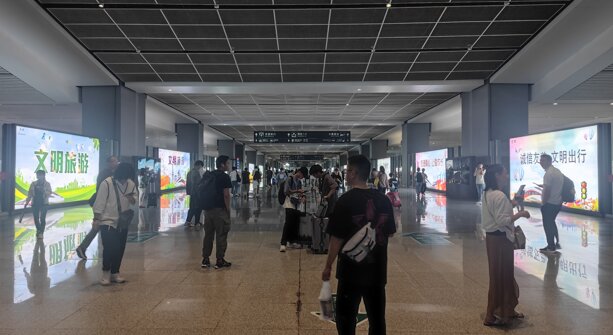 第一戶外傳媒-蕪湖站-出站通道雙面隔斷燈箱 第一戶外傳媒-蕪湖站-出站通道雙面隔斷燈箱