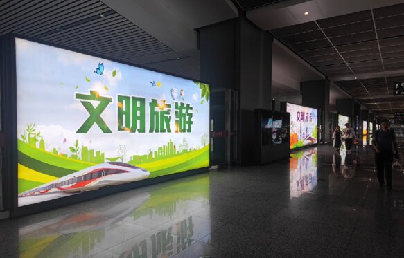 第一戶外傳媒-蕪湖站-出站通道玻璃隔斷燈箱 第一戶外傳媒-蕪湖站-出站通道玻璃隔斷燈箱