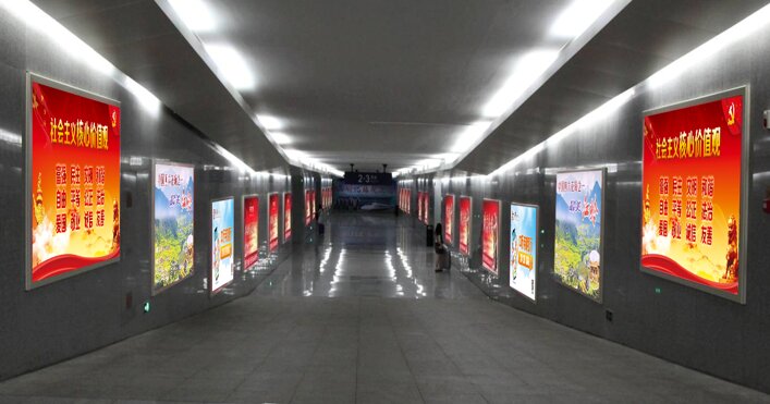第一戶(hù)外傳媒-三明北站-出站通道燈箱