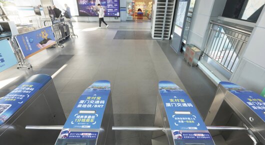 第一戶外傳媒-廈門BRT閘機貼