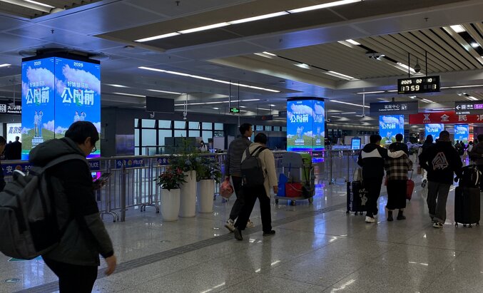 第一戶外傳媒-深圳北站二樓換乘大廳立柱LED