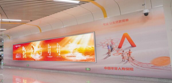 第一戶外傳媒-濟(jì)南地鐵品牌墻廣告